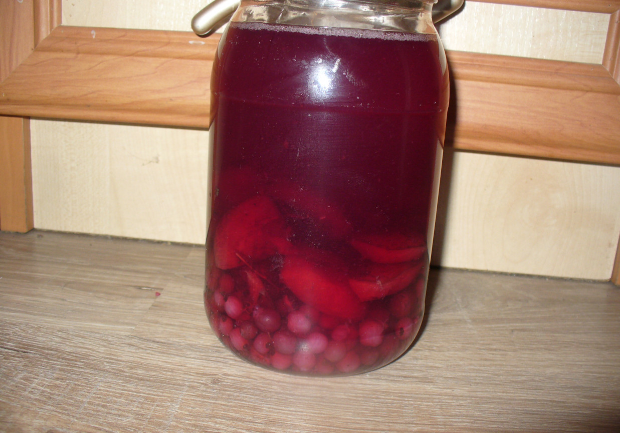 Kompot z porzeczki czerwonej z dodatkiem śliw i porzeczki czarnej