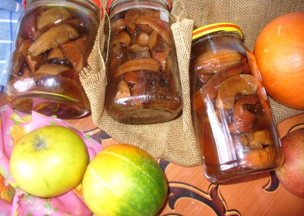 Fotografia przedstawiająca Kompot z suszonych jabłek do słoików