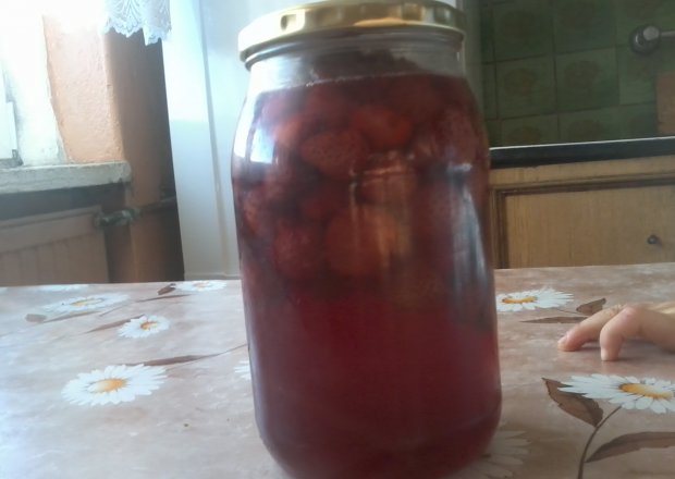 Fotografia przedstawiająca kompot z truskawek i wiśni