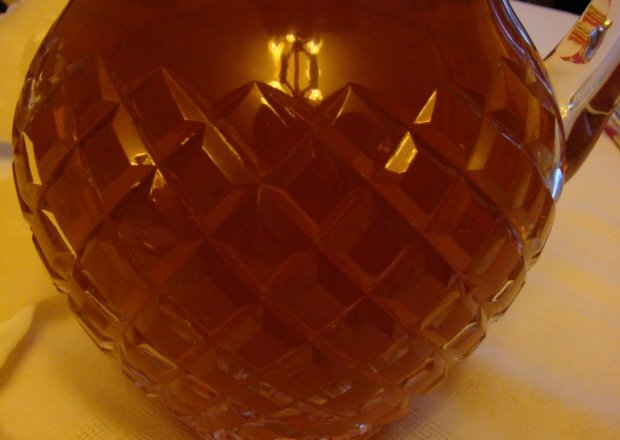 Fotografia przedstawiająca Kompot ze śliwek z cynamonem i winem