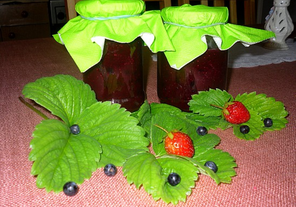 Konfitura truskawkowa z jagodami foto