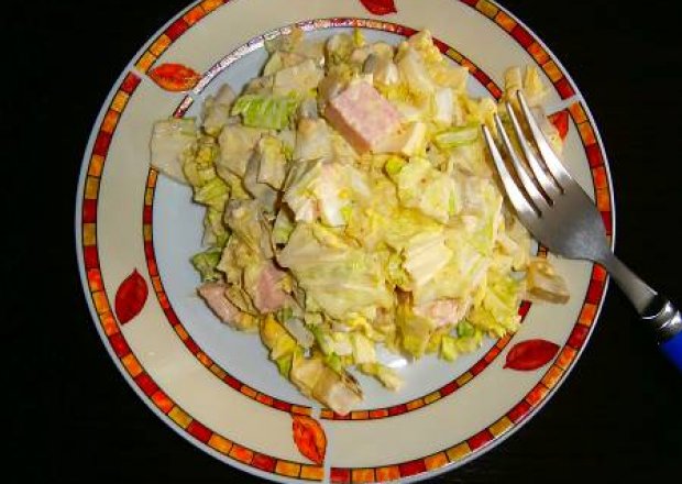 Fotografia przedstawiająca "Konserwowa" sałatka z kapustą pekińską i jajkami.