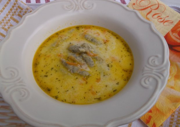 Fotografia przedstawiająca Koperkowa zupa z kluseczkami.
