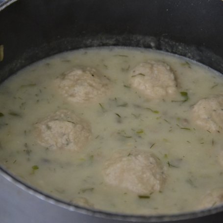 Krok 7 - KOPERKOWE KLOPSIKI W SOSIE PIECZARKOWO KOPERKOWYM Z MAKARONEM foto