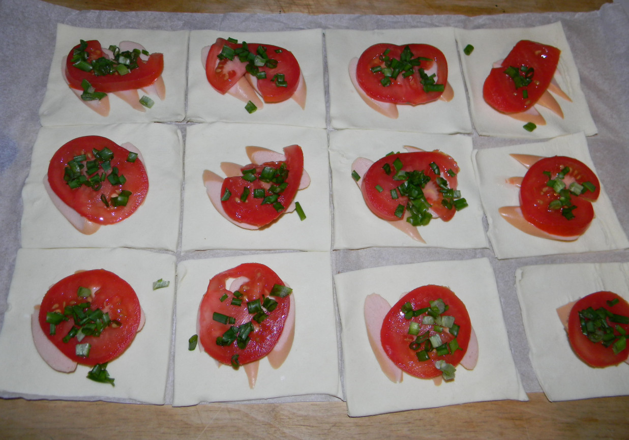 Koperty z ciasta francuskiego z parówkami i pomidorem foto