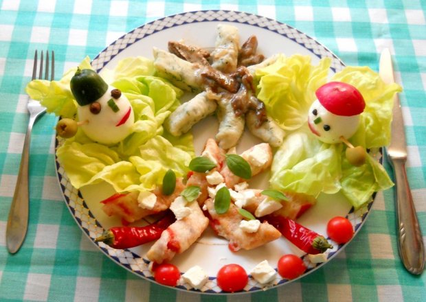 Fotografia przedstawiająca Kopytka w z suszonymi pomidorami i fetą