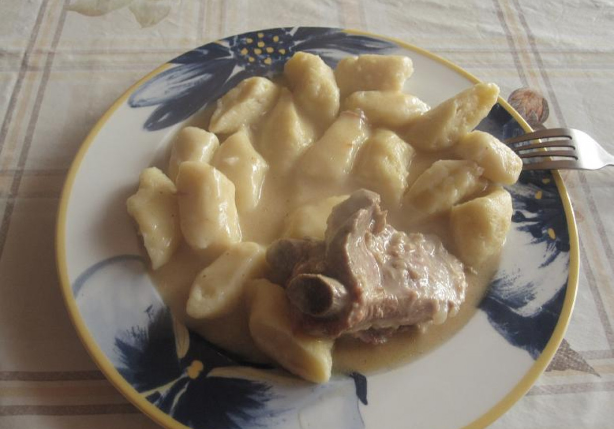 kopytka z sosem foto