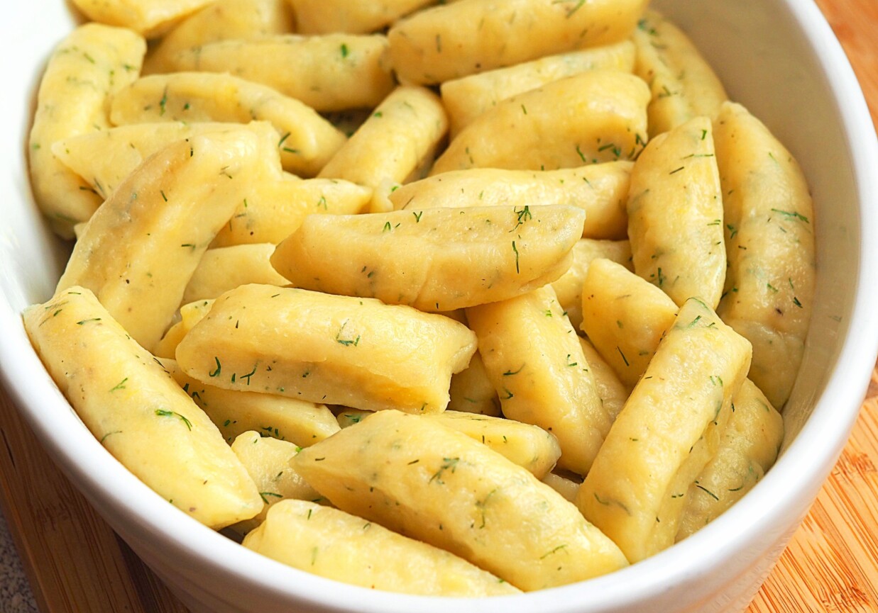 Kopytka ze świeżym koperkiem foto