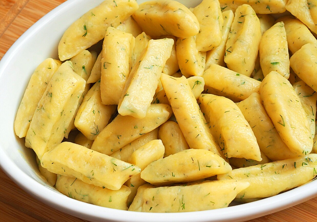 Kopytka ze świeżym koperkiem foto