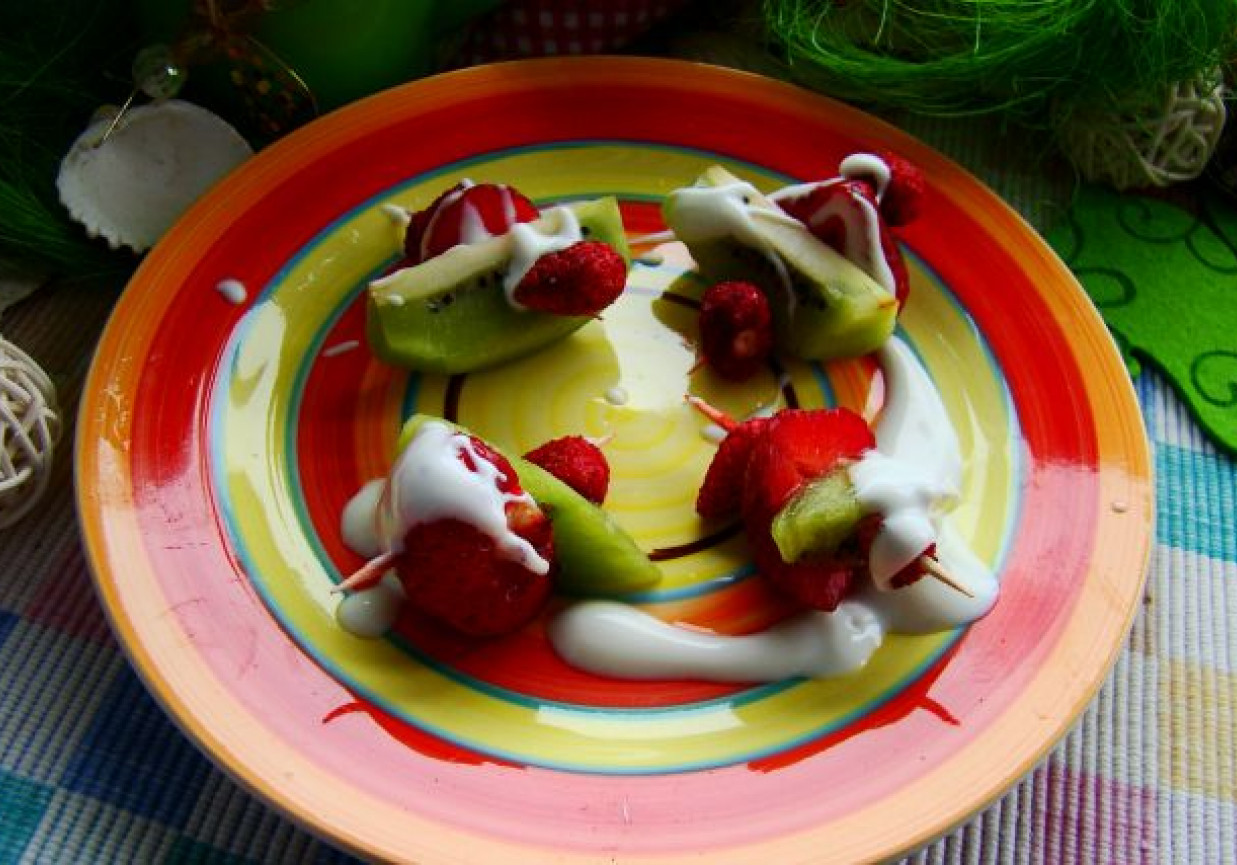 Koreczki owocowe z sosem waniliowym foto