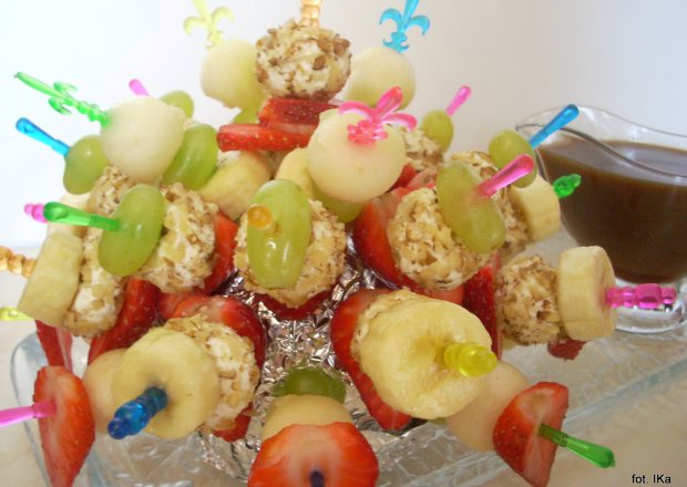Fotografia przedstawiająca Koreczki owocówki - deserówki