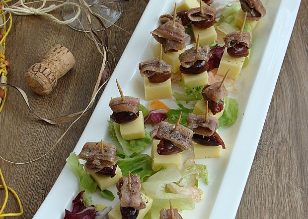 Fotografia przedstawiająca Koreczki serowe z oliwkami i sardelami