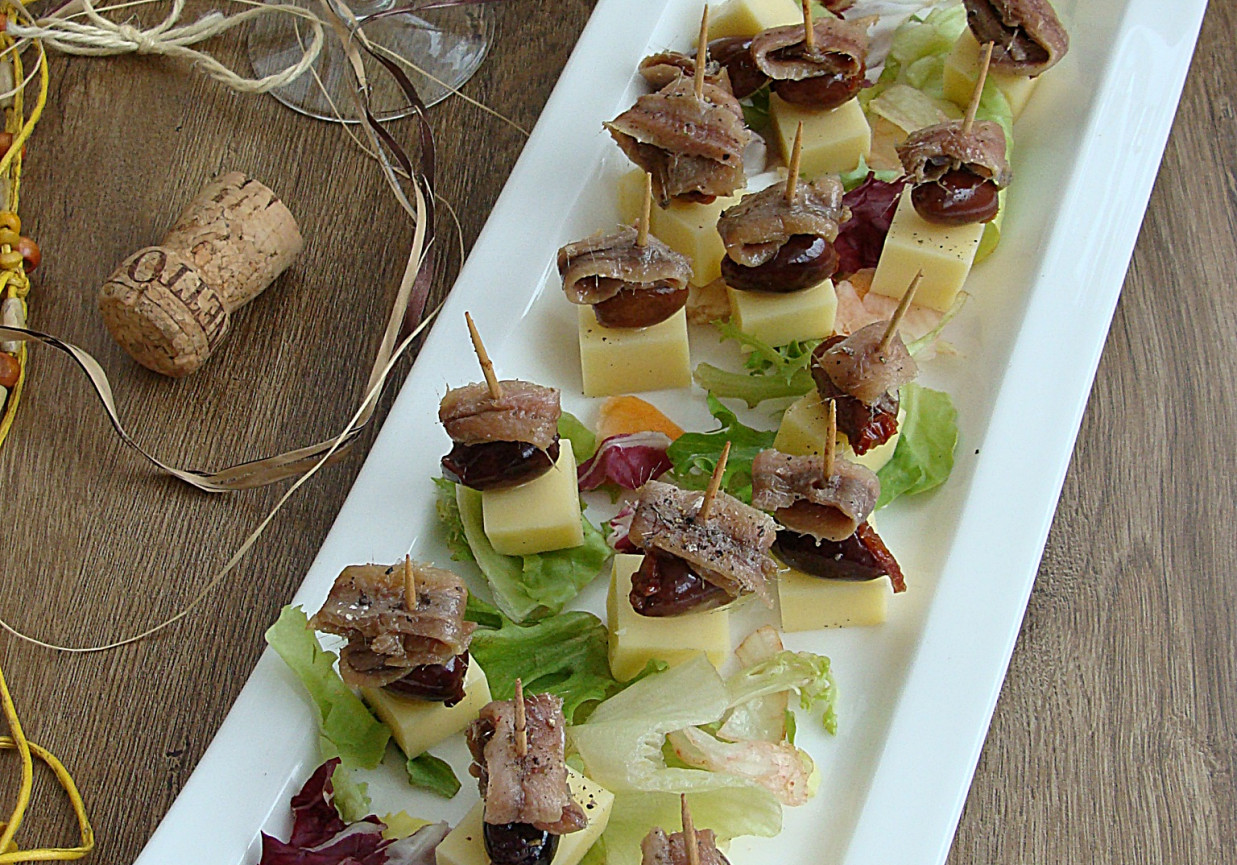 Koreczki serowe z oliwkami i sardelami foto