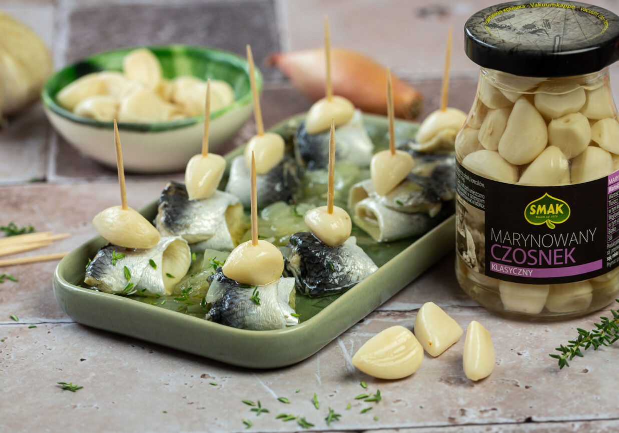 Koreczki śledziowe z czosnkiem marynowanym foto