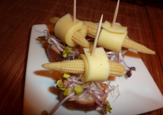 Fotografia przedstawiająca Koreczki Sylwestrowe z kukurydzą