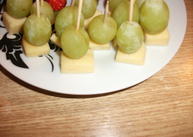 Fotografia przedstawiająca Koreczki winogronowo serowe