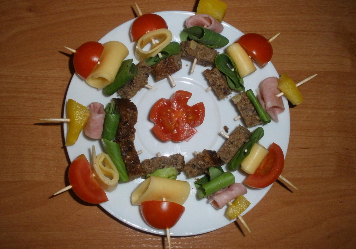 Koreczki z chlebem, sałatą, żółtym serem, mielonką, papryką i pomidorkami foto