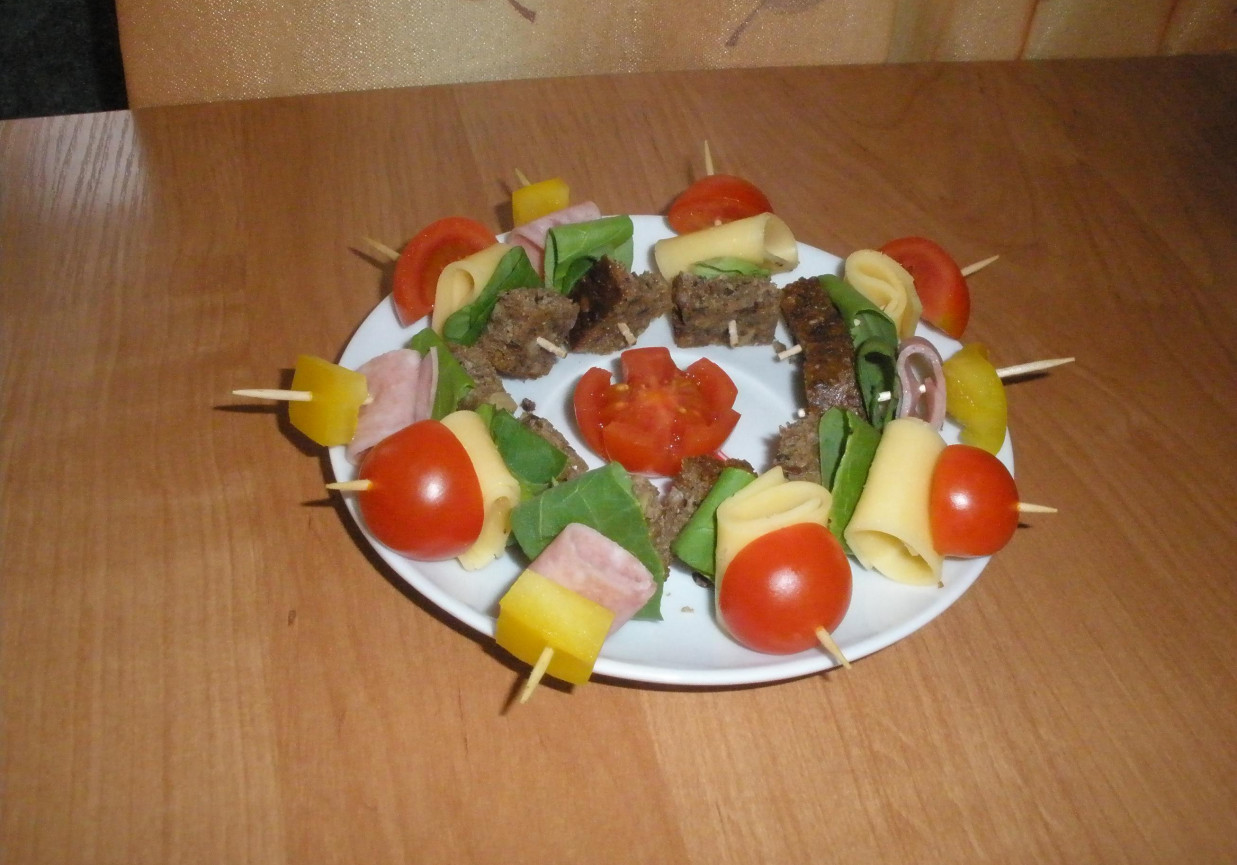Koreczki z chlebem, sałatą, żółtym serem, mielonką, papryką i pomidorkami foto
