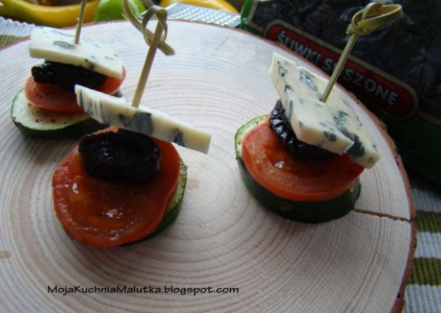Fotografia przedstawiająca Koreczki z grillowanych warzyw i niebieskiego sera