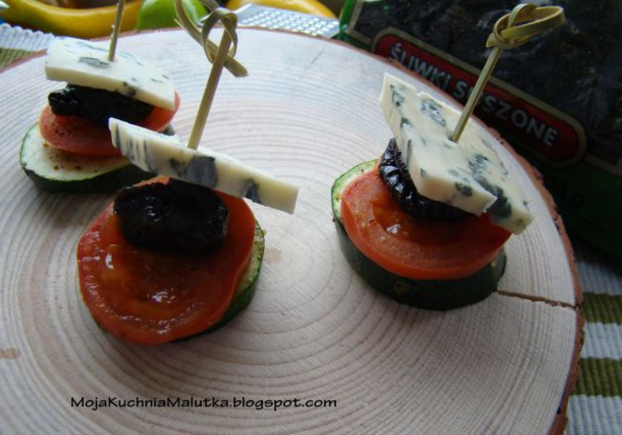 Koreczki z grillowanych warzyw i niebieskiego sera foto