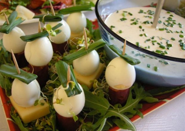 Fotografia przedstawiająca Koreczki z jajek przepiórczych