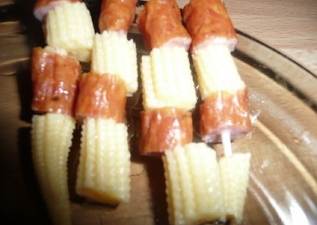 Fotografia przedstawiająca koreczki z kukurydza