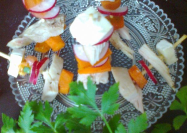 Fotografia przedstawiająca Koreczki z kurczakiem, serem i warzywami
