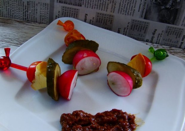 Fotografia przedstawiająca Koreczki z oscypkiem i dipem musztardowo-pomidorowym