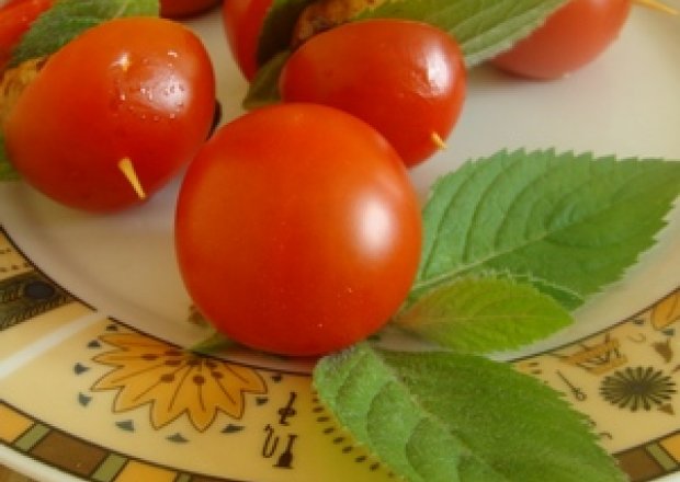 Fotografia przedstawiająca koreczki z pomidorkami cherry