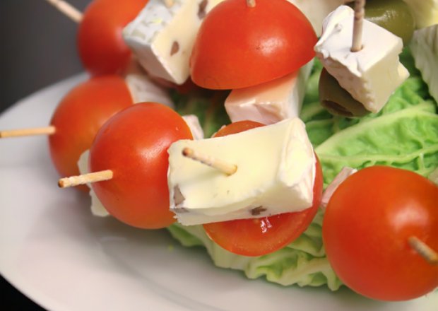 Fotografia przedstawiająca Koreczki z sera brie i pomidorków cherry