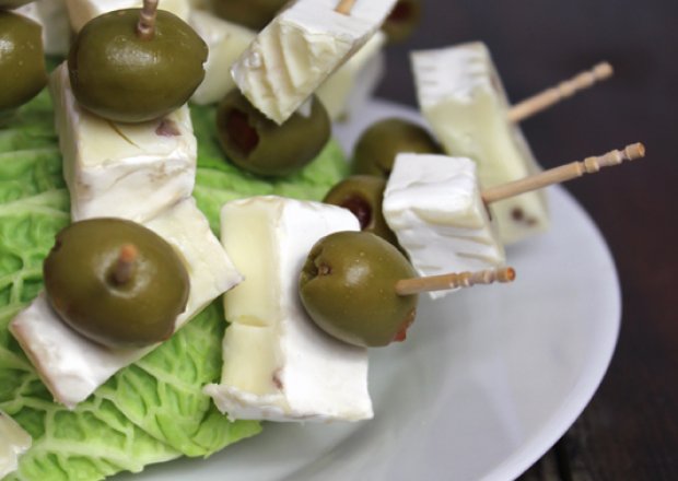 Fotografia przedstawiająca Koreczki z serem plesniowym i oliwkami