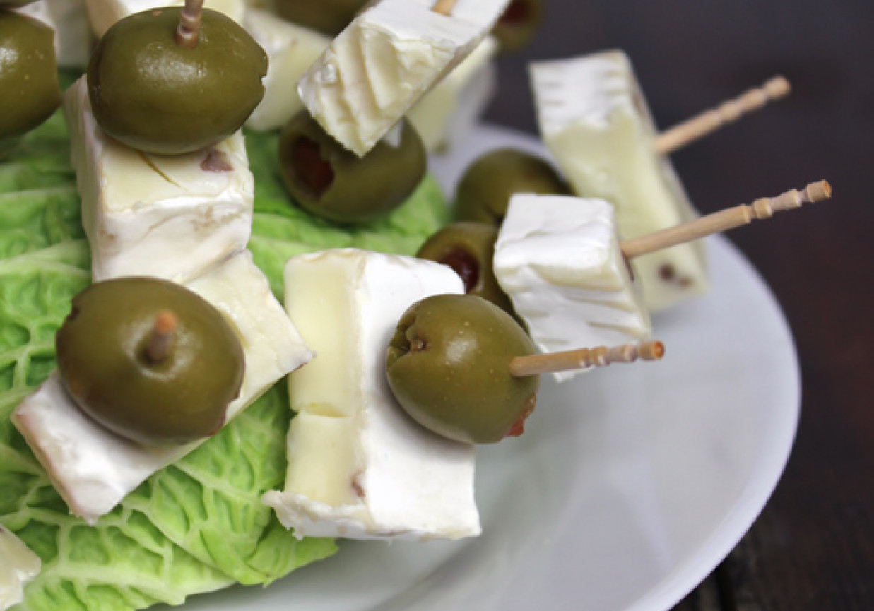 Koreczki z serem plesniowym i oliwkami foto