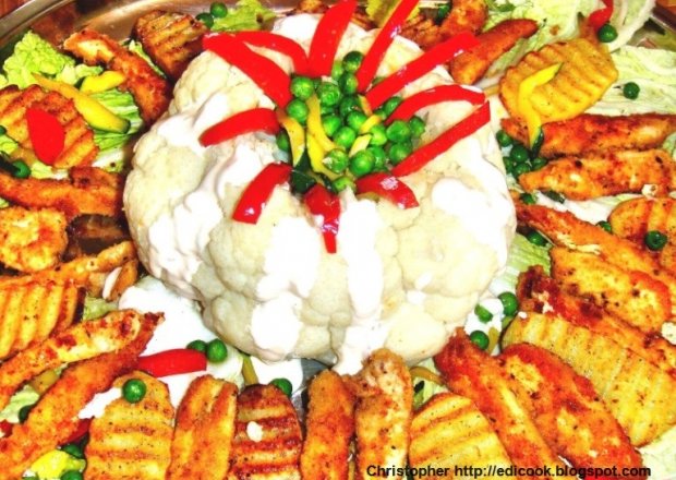 Fotografia przedstawiająca Korona z kalafiora z kawałkami kurczaka i pieczonymi ziemniakami.