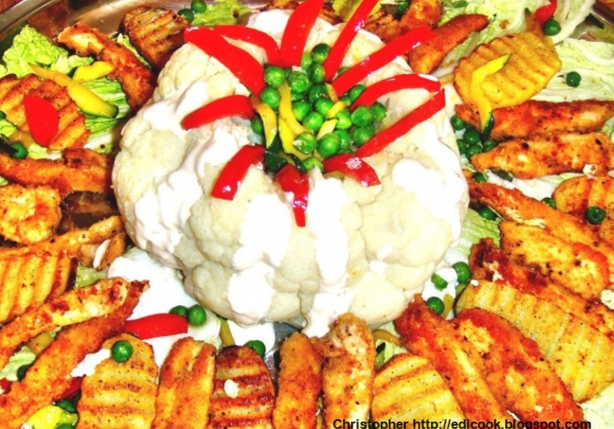 Korona z kalafiora z kawałkami kurczaka i pieczonymi ziemniakami. foto