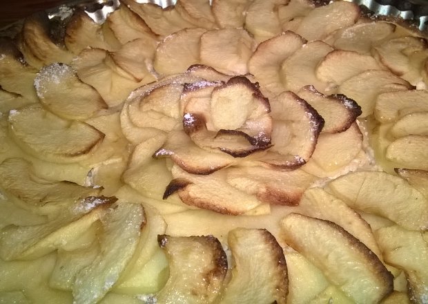 Fotografia przedstawiająca Korzenna tarta z jabłkiem i serkiem ricotta