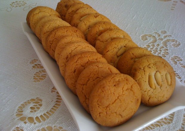 Fotografia przedstawiająca Korzenne ciasteczka z orzechami