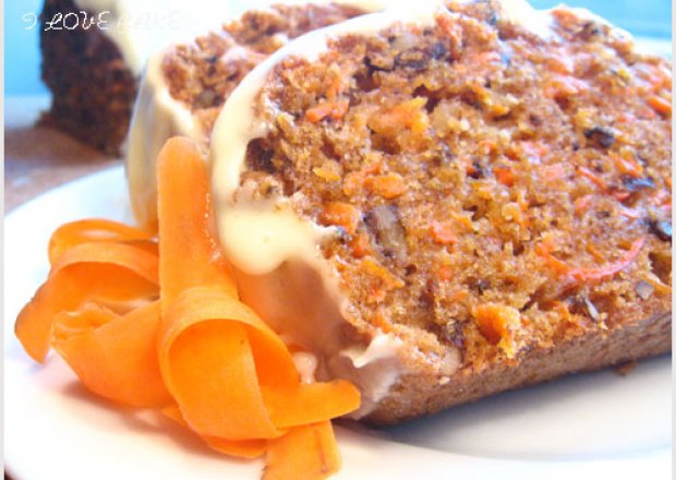 Fotografia przedstawiająca Korzenne ciasto marchewkowe - przepis