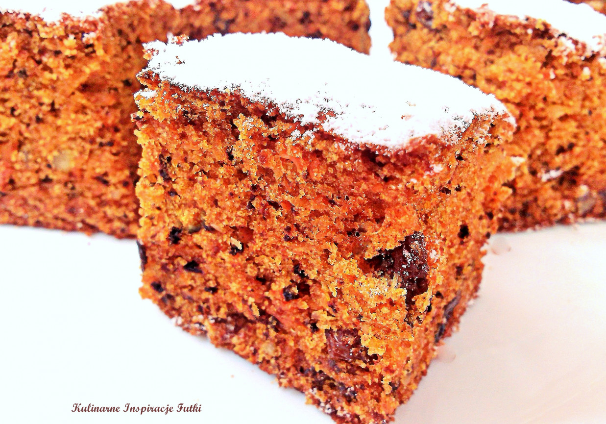 Korzenne ciasto marchewkowe z bakaliami foto