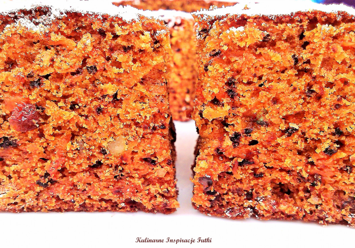 Korzenne ciasto marchewkowe z bakaliami foto