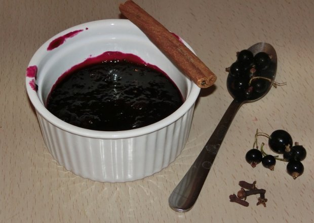 Fotografia przedstawiająca Korzenny dżem z czarnej porzeczki