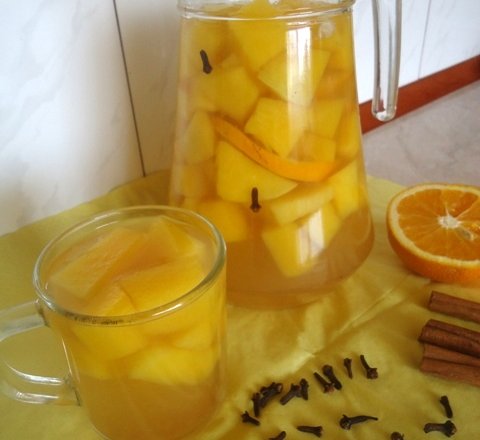 Fotografia przedstawiająca Korzenny kompot z dyni i pomarańczy