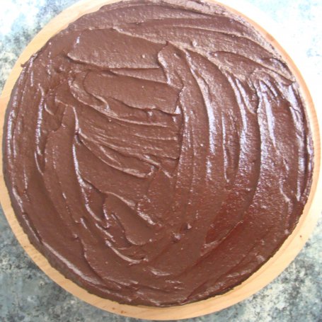 Krok 10 - Korzenny torcik czekoladowy z kremem pomarańczowym i powidłami foto