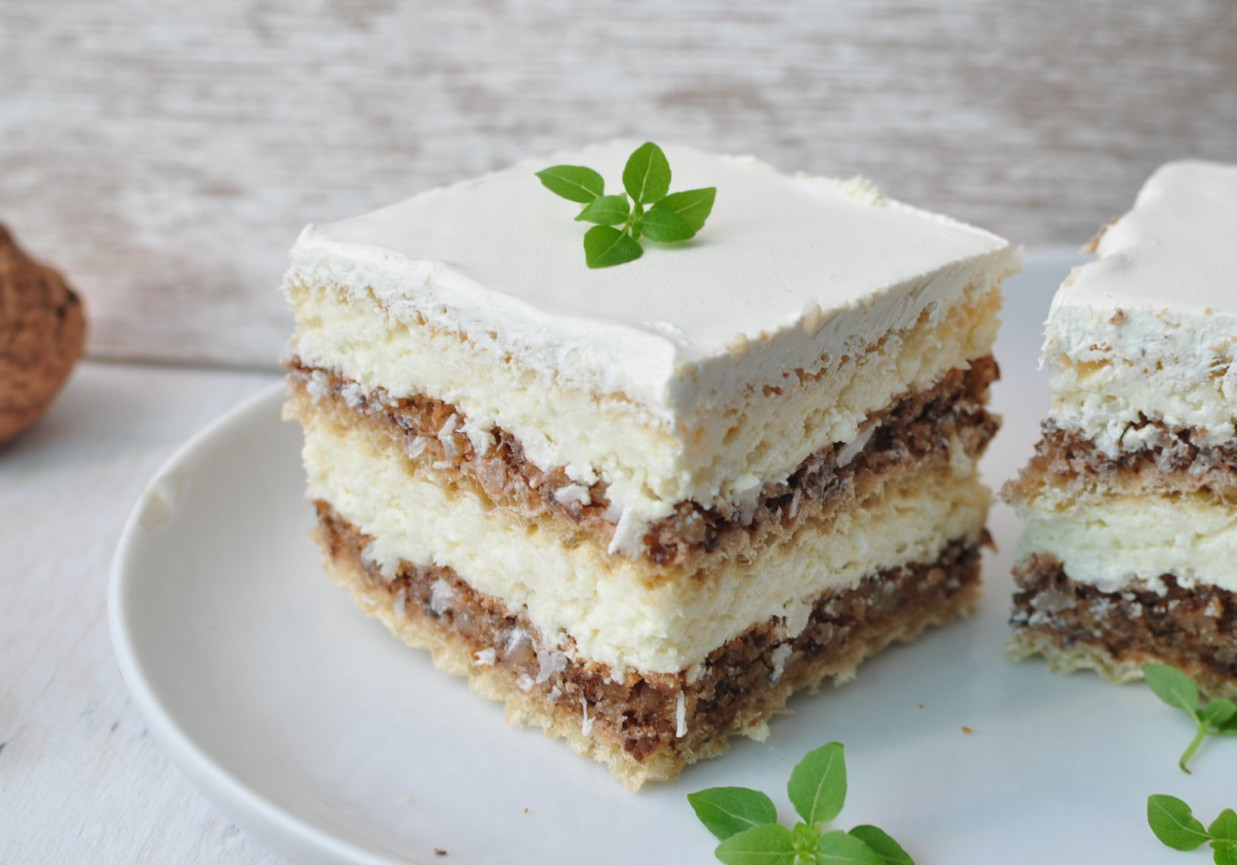 Kostka orzechowo-kokosowa na waflu foto