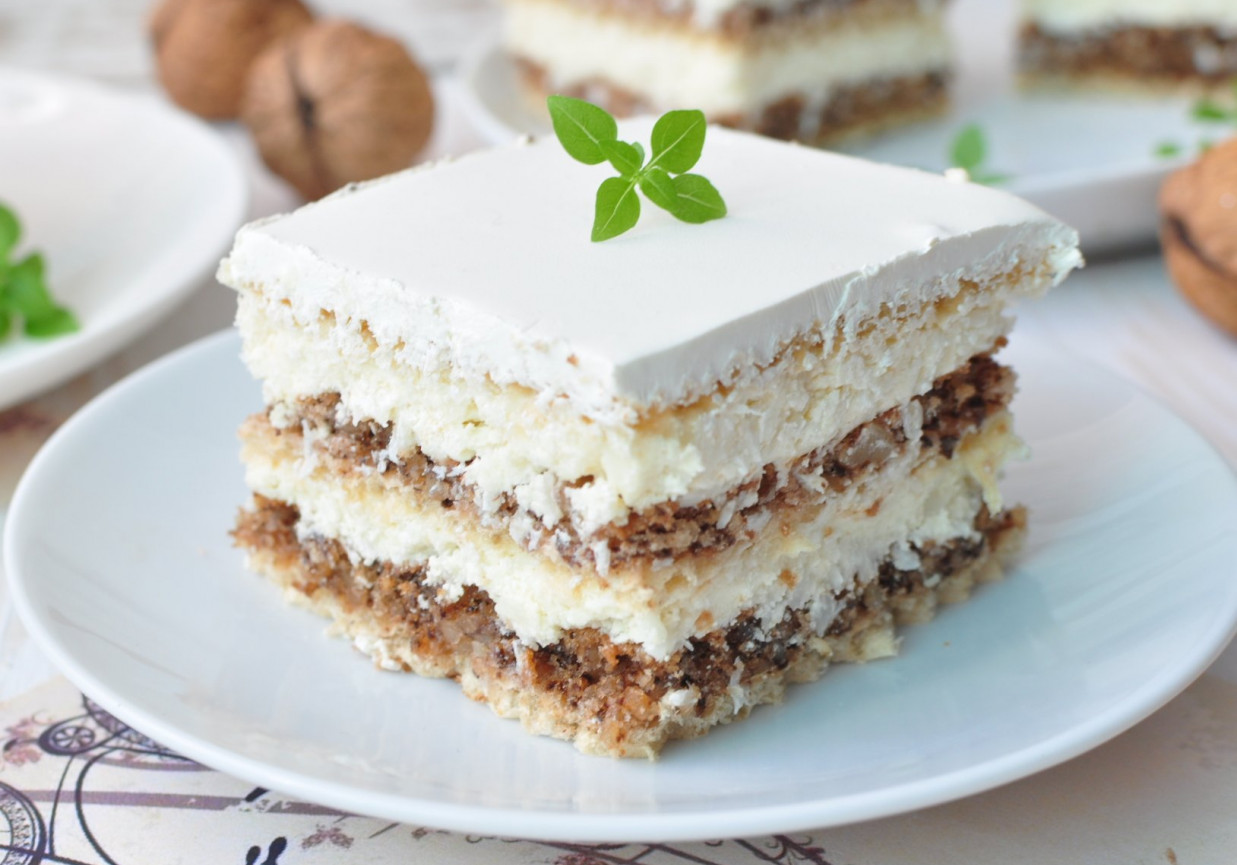 Kostka orzechowo-kokosowa na waflu foto