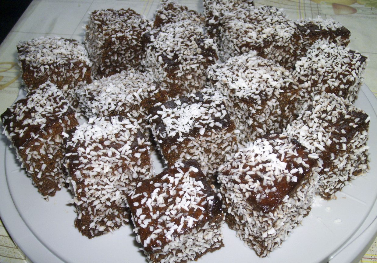 Kostki w polewi z wiórkami foto