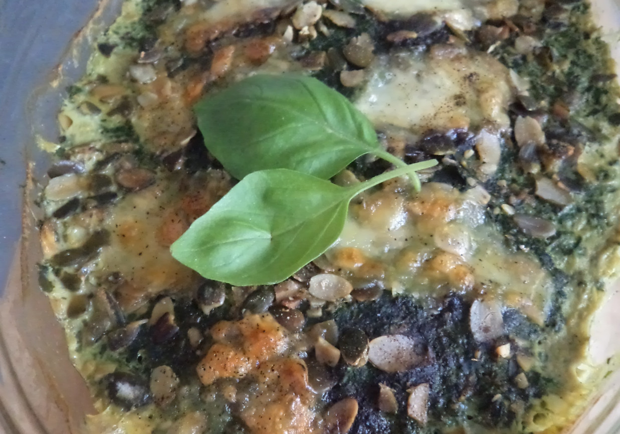 Kostki z Minataja pod kołderką ze szpinaku i Mozzarelli - w towarzystwie pestek dyni :) foto