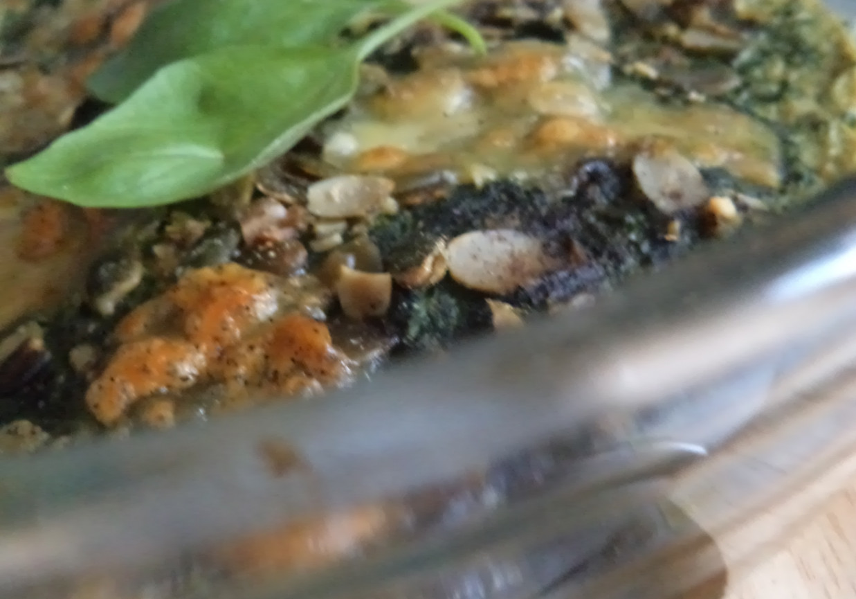 Kostki z Minataja pod kołderką ze szpinaku i Mozzarelli - w towarzystwie pestek dyni :) foto
