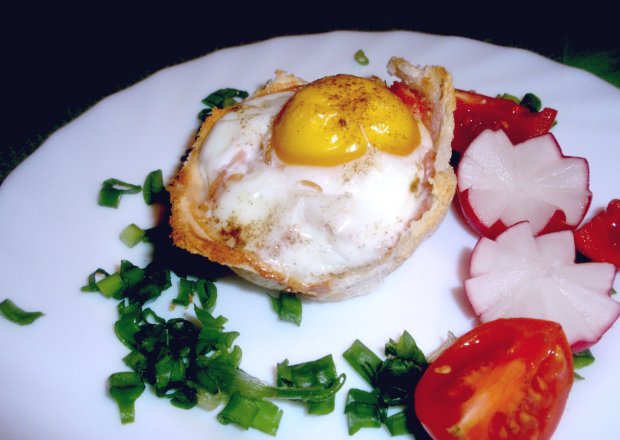 Fotografia przedstawiająca Koszyczki tostowe z jajkiem sadzonym