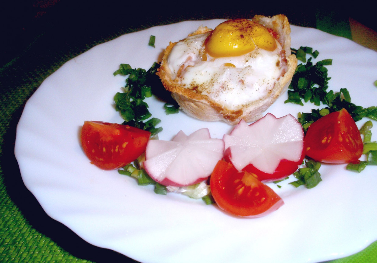 Koszyczki tostowe z jajkiem sadzonym foto
