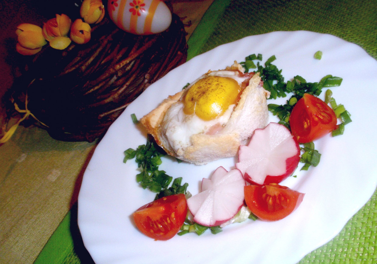 Koszyczki tostowe z jajkiem sadzonym foto